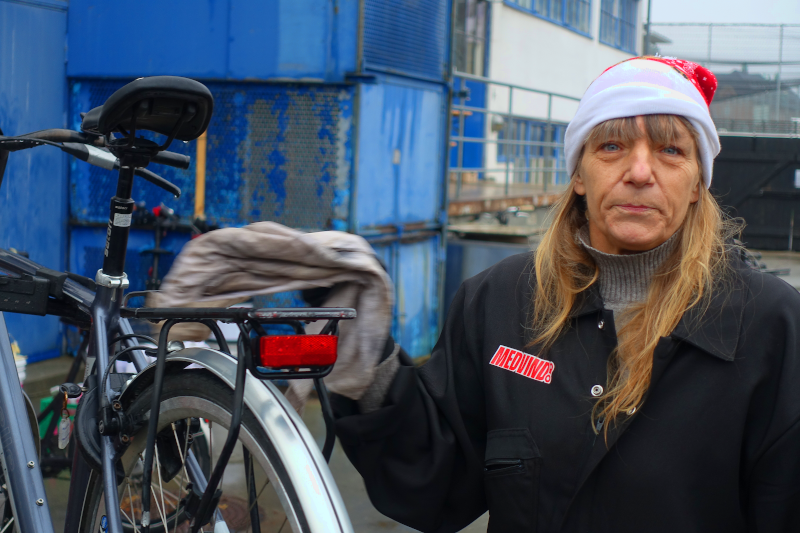 En kvinna som står vid en cykel